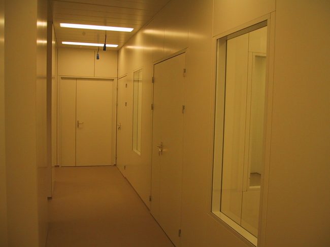 Metalen wanden en plafonds, productie cleanroom, ganggebied, EU GMP