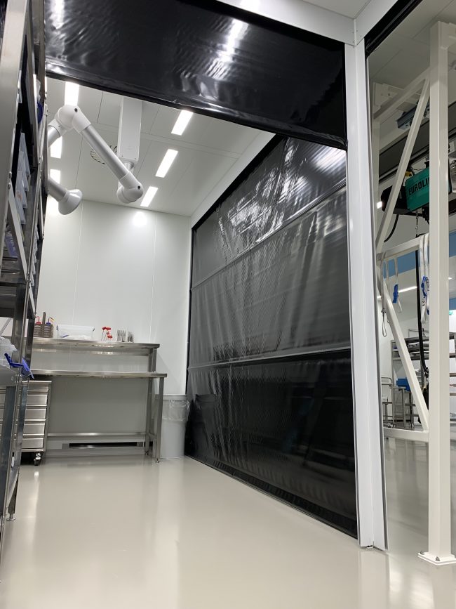 het sluiten van de flexibele darkroom in de cleanroom