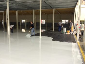 cleanroom esd gietvloer wordt gegoten en geharkt >2 mm