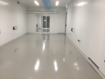 cleanroom wand is hol en geschikt voor leidingen of retourlucht