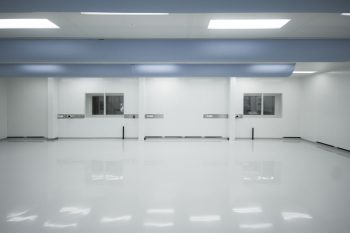 gmp cleanroom met retourlucht via plinten, unieke doorspoeling